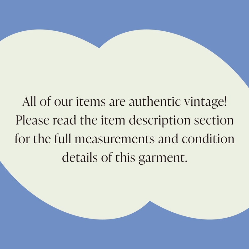 K&ouml;nnte beinhalten: Text auf einem hellcremefarbenen, wolkenf&ouml;rmigen Hintergrund vor einem blauen Hintergrund. Der Text lautet: "Alle unsere Artikel sind authentische Vintage-Artikel! Bitte lesen Sie den Abschnitt Artikelbeschreibung f&uuml;r die vollst&auml;ndigen Ma&szlig;e und Zustandsangaben dieses Kleidungsst&uuml;cks."