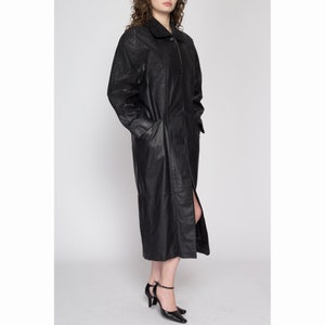 Petit trench oversize en cuir noir gaufré des années 80 vintage Maxi veste pare-poussière bordée de peau de serpent image 3