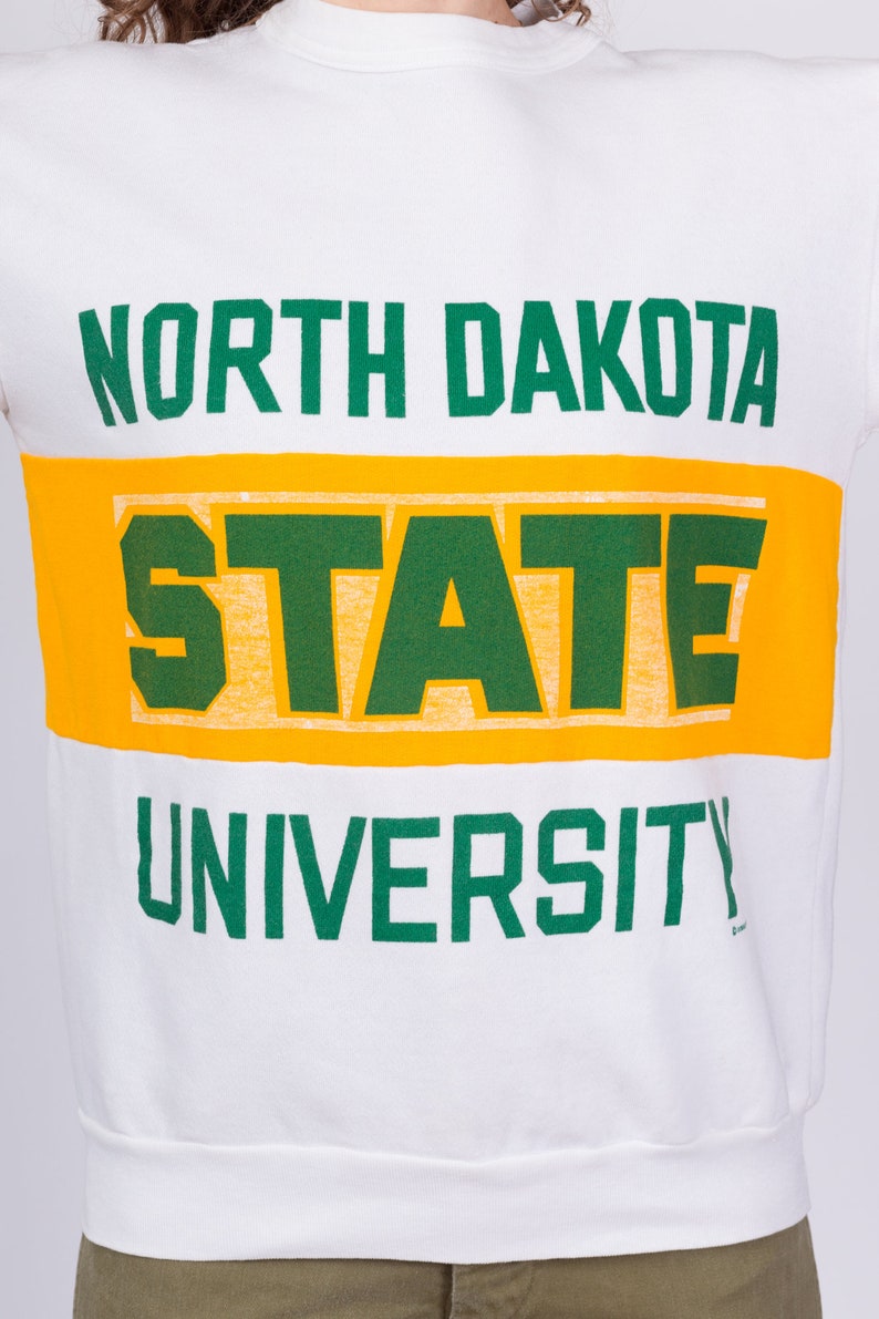 Chemise universitaire moyenne des années 80 du Dakota du Nord Homme Sweat-shirt vintage blanc jaune vert à manches courtes image 6