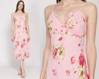 Petite robe mi-longue rose fleurie des années 90 | Robe de soirée vintage à fines bretelles et bordure en dentelle