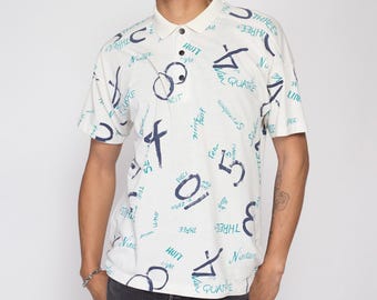 Polo con estampado novedoso de números en idioma extranjero de los años 80 / Camiseta estilo vintage de manga corta con cuello abotonado