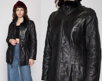 Piccola giacca con collo in pelliccia di pelle nera anni '90 / Giacca da moto di media lunghezza isolata trapuntata Tiboa vintage