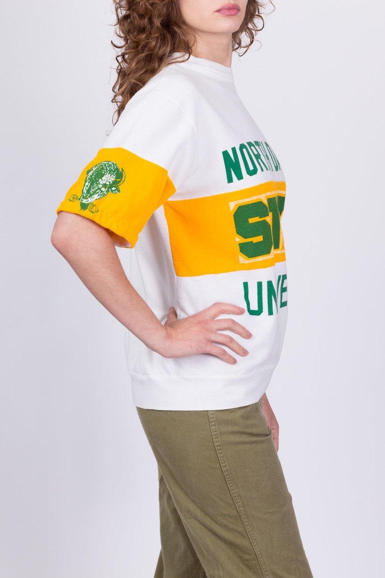 Chemise universitaire moyenne des années 80 du Dakota du Nord Homme Sweat-shirt vintage blanc jaune vert à manches courtes image 4