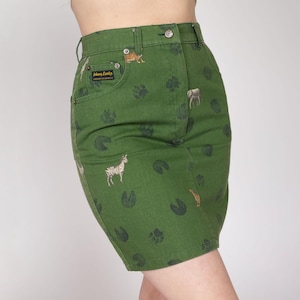 Petite mini-jupe en jean verte empreinte d&#39;animal africain des années 90 27&quot; | jupe crayon en jean ajustée taille haute vintage