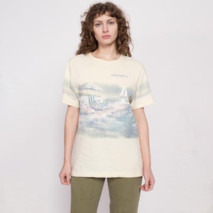 Med-Lrg 90er Jahre Rhode Island Narragansett Strand Szene T Shirt Unisex | Vintage Gelbes Rundum-T-Shirt für Touristen