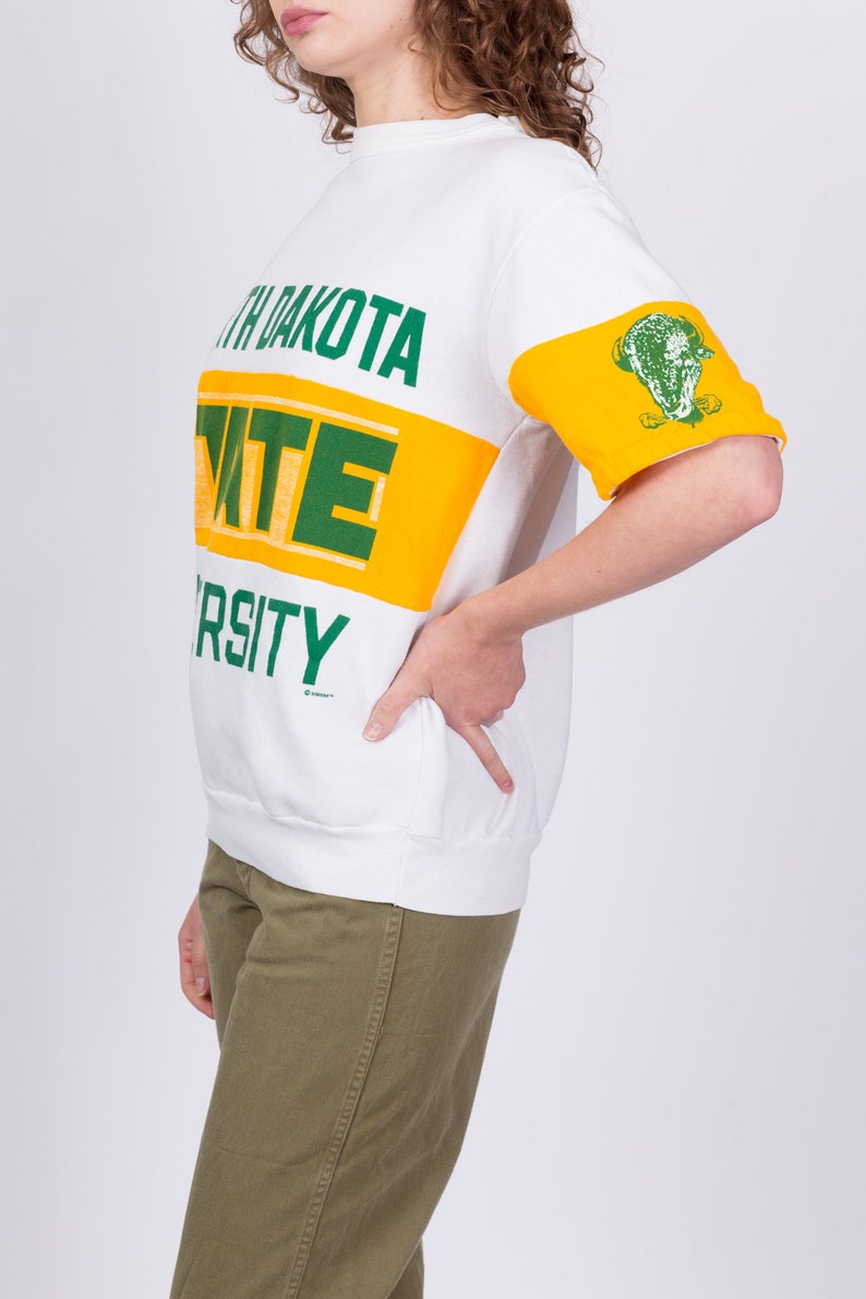 Chemise universitaire moyenne des années 80 du Dakota du Nord Homme Sweat-shirt vintage blanc jaune vert à manches courtes image 3