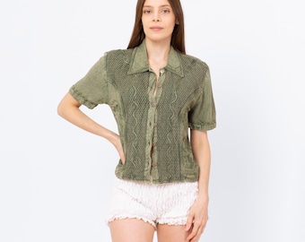 Blusa vintage bohemia verde salvia bordada de los años 90 (talla pequeña) con ribete de soutache, manga corta, cuello abotonado, rayón suave