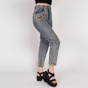 Petit jean skinny embelli délavé à l'acide des années 80 (27 pouces) | Jean slim vintage en denim clouté à fermeture éclair et taille haute à la cheville