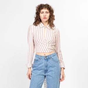 Medium jaren 90 zijden wit en rood gestreepte crop top met gestrikte achterkant | Vintage boho cropped wikkelblouse met lange mouwen