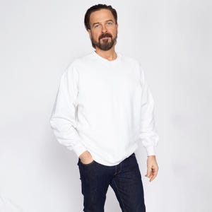 XL 90er Jahre Rundhals Sweatshirt mit weißen Raglan Ärmeln | Vintage Herren Jerzees von Russell Blank Plain Pullover