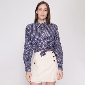 Camisa abotonada con estampado floral de margaritas de los años 70 / Top bohemio de manga larga con cuello y estampado floral azul vintage