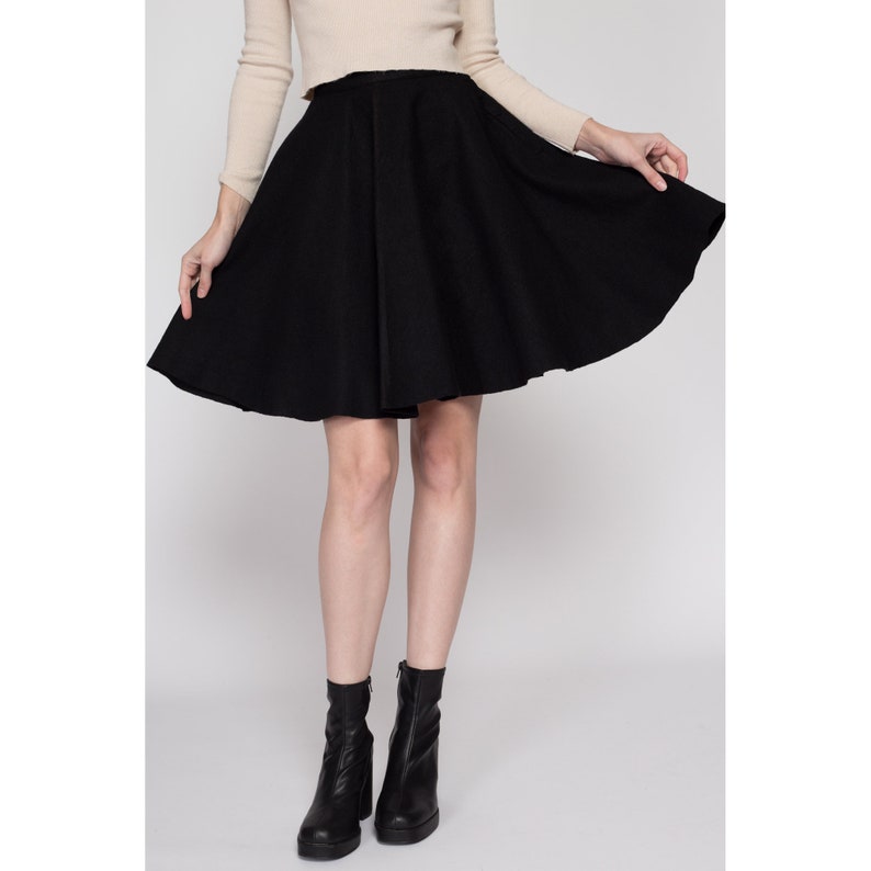 Mini-jupe circulaire en feutre noire des années 60 Minijupe gothique rétro taille haute vintage des années 1960 image 2