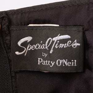 Może przedstawiać: Czarna etykieta z białym tekstem, kt&oacute;ry brzmi "Special Times by Patty O'Neil".