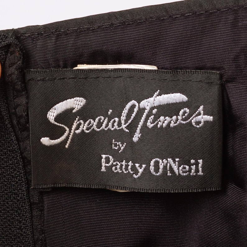 Może przedstawiać: Czarna etykieta z białym tekstem, kt&oacute;ry brzmi "Special Times by Patty O'Neil".