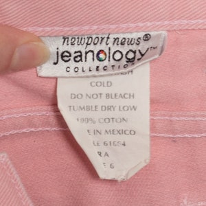 Może przedstawiać: Biała metka pielęgnacyjna z tekstem "newport news jeanology COLLECTION" i instrukcjami pielęgnacyjnymi: "COLD, DO NOT BLEACH, TUMBLE DRY LOW, 100% COTON, E IN MEXICO, LE 61664, RA 6".