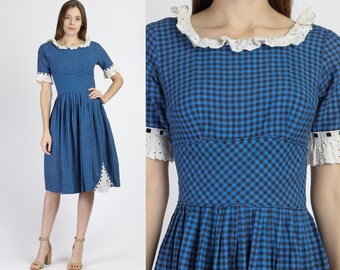 XS-Sm 1950s Blue Gingham Checkered Day Dress | Vintage 50s Eyelet Lace Trim Cotton Dress