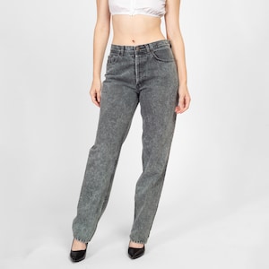 Puede incluir: Un par de pantalones vaqueros de tiro alto y pierna recta en un lavado gris oscuro con un aspecto descolorido y desgastado.