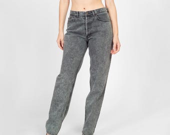 Puede incluir: Un par de pantalones vaqueros de tiro alto y pierna recta en un lavado gris oscuro con un aspecto descolorido y desgastado.