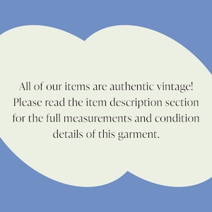 Puede incluir: Texto sobre un fondo en forma de nube de color crema claro sobre un fondo azul. El texto dice: "&iexcl;Todos nuestros art&iacute;culos son vintage aut&eacute;nticos! Lea la secci&oacute;n de descripci&oacute;n del art&iacute;culo para conocer las medidas completas y los detalles de la condici&oacute;n de esta prenda."