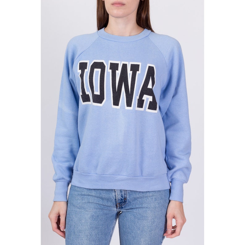 Sweat-shirt de lUniversité de lIowa des années 80 Moyen pour hommes, Grand femme pull vintage bleu ras du cou College image 3