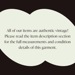 Puede incluir: Un gr&aacute;fico en forma de nube de color verde p&aacute;lido sobre un fondo negro que contiene el texto negro: All of our items are authentic vintage! Please read the item description section for the full measurements and condition details of this garment.