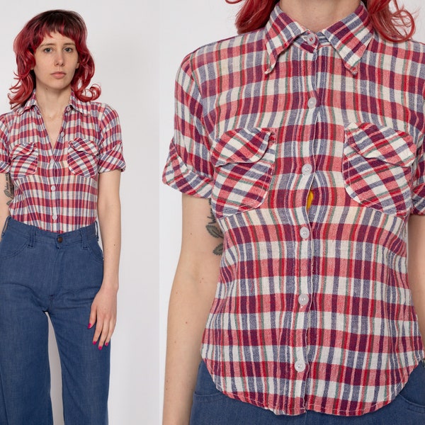 XS 70s camisa de algodón tejido gasa a cuadros rojos / Vintage hecho en la India Boho manga corta botón hasta cuello top