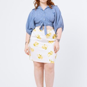 Vintage 90s Lemon Novelty Print Mini Skirt - Petite Large, 31&quot; Waist | Preppy White Yellow High Waisted Waffle Knit Fitted Pencil Skirt