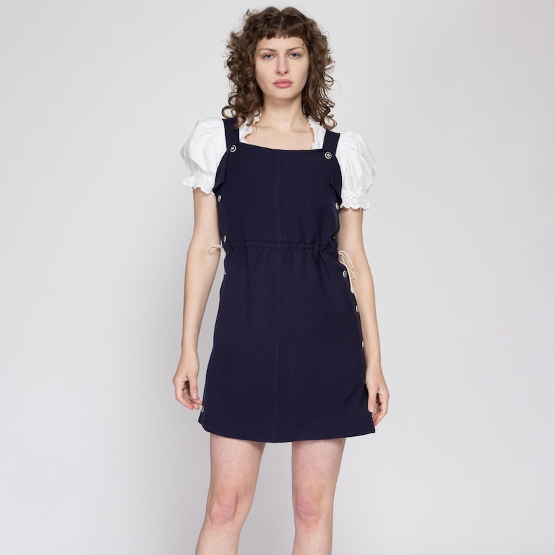 70-tals Courrèges marinblå minitröjklänning - medium | Vintage designerklänning i ull, marin stil, pinafore-mönster bild 1