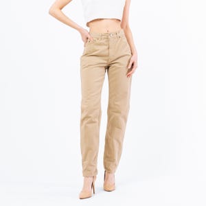 Puede incluir: Un par de pantalones vaqueros de color marrón claro de cintura alta con corte recto.