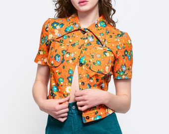 Medium 70s Orange Daisy Floral Crop Top | Vintage Boho Dagger Collar Button Up Short Sleeve Shirt