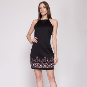 Kleines 90er Jahre schwarzes Blumenbesatz-Neckholder-Minikleid | Vintage Ärmelloses Boho Sommerkleid