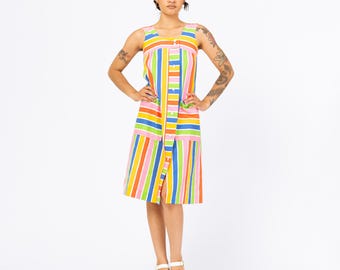 Vintage 60-tals regnbågsrandig midiklänning - Petite XS | Retro ärmlös A-linjeformad linneklänning, sommarklänning med knappar och fickor