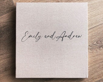 Álbum de fotos de boda de 10x10 pulgadas en color marfil natural gris cálido, ideal para aniversarios o como libro de firmas especial. Incluye láminas transparentes para fotos impresas de 4x6, 5x7 y 8x10 pulgadas.