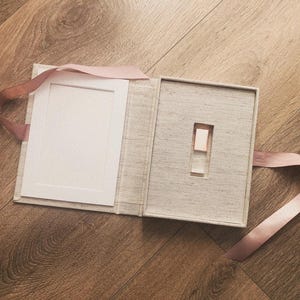Natürliche Elfenbein Leinen 5x7 USB Box mit Mat