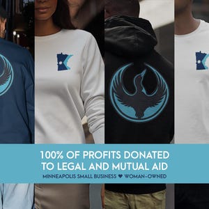 Può includere: Abbigliamento con un disegno di uccello nero e verde acqua e un contorno dello stato del Minnesota con una stella. L'immagine mostra una maglietta a maniche lunghe blu navy, una felpa bianca, una felpa con cappuccio nera e una maglietta bianca. Il testo in basso recita "100% OF PROFITS DONATED TO LEGAL AND MUTUAL AID."