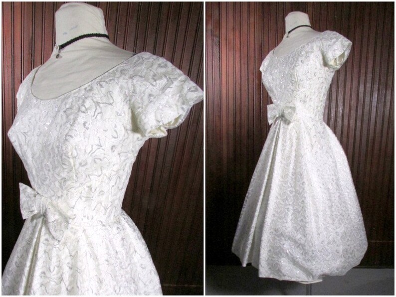 Vintage 1960s Silver and White Lace Dress S Sweet 16 Dress. Full Skirt Bow 60s Tea Length Wedding Dress Shelf Bust Madmen Party Dress