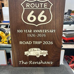Valnötsplakett för hundraårsjubileum på Route 66 | Personlig dekoration för roadtrips (1926-2026)