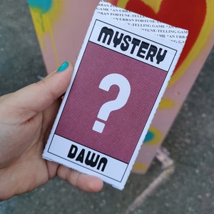Mystery Dawn: un mazzo di cartomanzia urbano