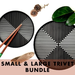 Könnte beinhalten: Ein Set aus zwei schwarzen Untersetzern mit geometrischem Design, zusammen mit Essstäbchen aus Holz mit grünen Griffen. Die Untersetzer sind kreisförmig mit einem Muster aus schwarzen Linien. Der Text "SMALL & LARGE TRIVET BUNDLE" ist sichtbar.