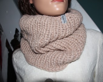 Beiger hose scarf