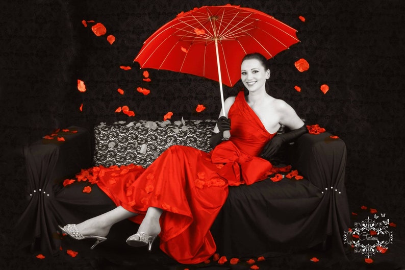 Evening dress in red image 1