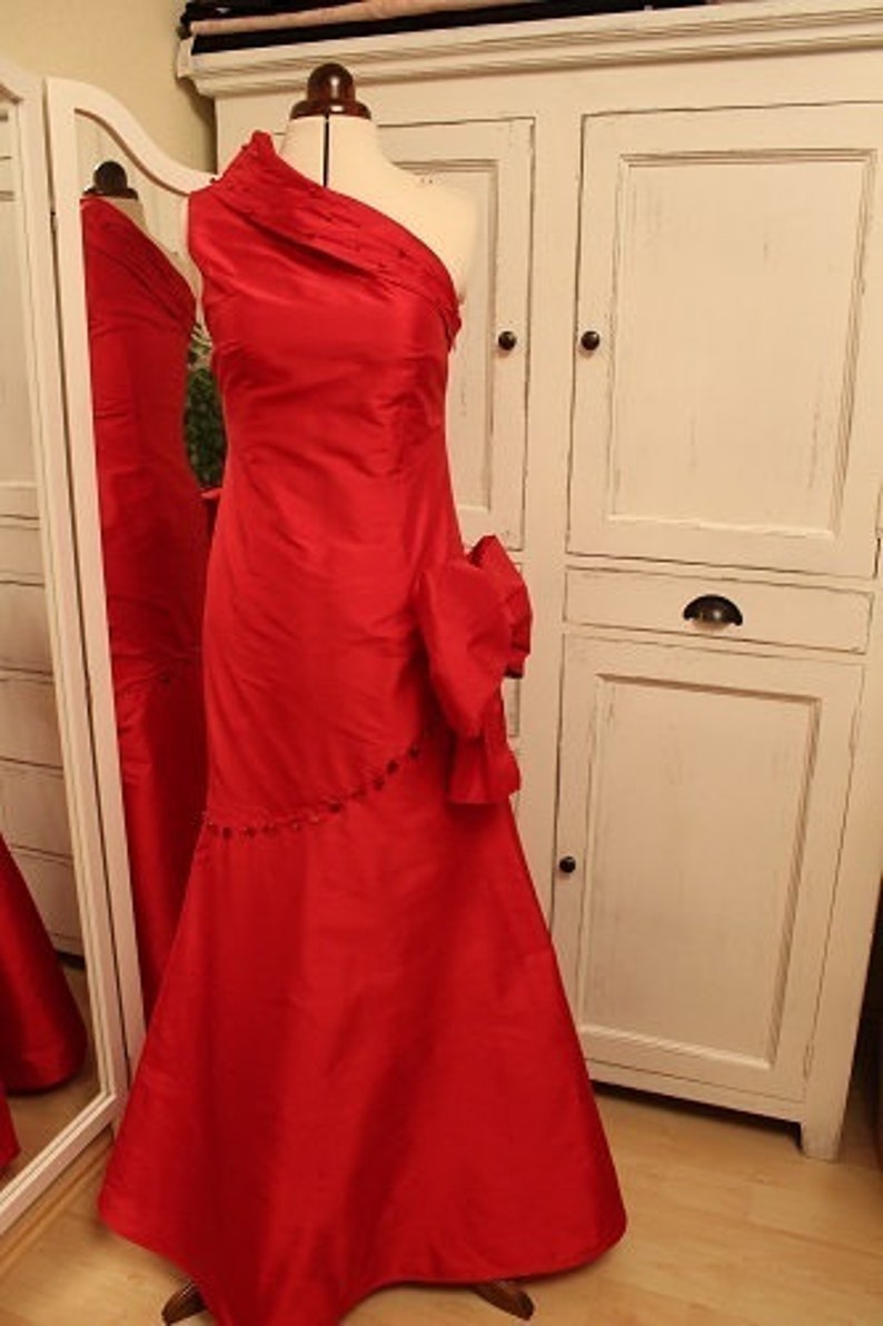 Evening dress in red image 4