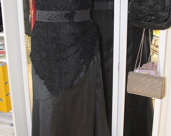 Evening dress in black made of silk and lace