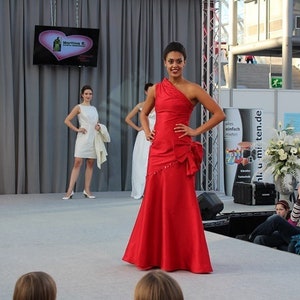 Evening dress in red image 2