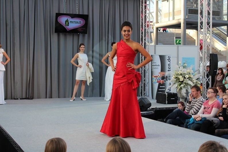 Evening dress in red image 2