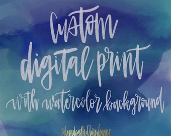 Puede incluir: Impresión digital personalizada con un fondo de acuarela en tonos azules y verdes. El texto "Impresión digital personalizada con un fondo de acuarela" está escrito en letra cursiva blanca. El texto "@LyndsayMcClureDesigns" está escrito en letra cursiva dorada en la parte inferior de la imagen.