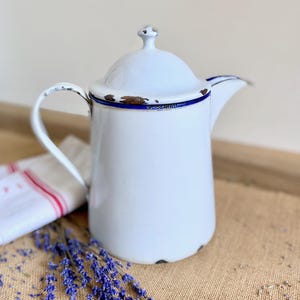 Enamel Enamelware Pitcher with lid, white with dark blue rim, French Vintage c.1900 - 1930s, Flower Vase, Farmhouse kitchen, Cottage style