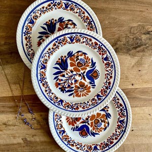 Plato de cena floral vintage francés, vajilla con flores marrones y azules, estilo cottage core, cocina de granja, comedor de granja francesa