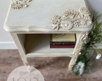 Chevet vintage peint en blanc antique avec des fleurs artisanales, table de chevet, table vintage française, petite table, table florale