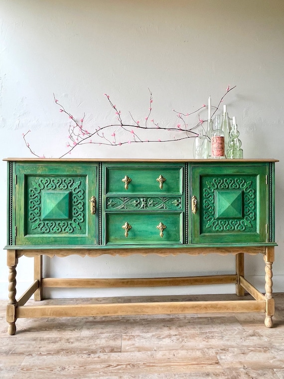 Vintage Sideboard: Handgemaltes Buffet in Grün mit Goldakzenten